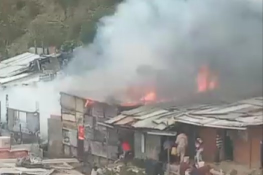 Nuevo incendio en Ciudad Bolívar: tres casas son arrasadas por el fuego