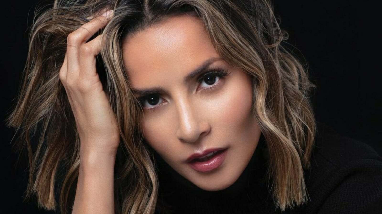 Aquí, la actriz opta por tener su cabello corto con algunos visos rubios, un look muy aclamado por sus seguidores.
