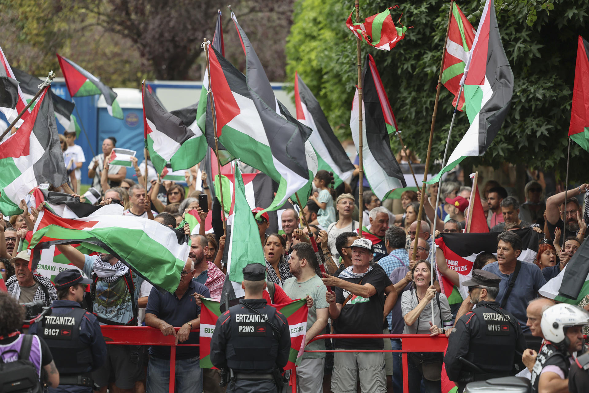 BILBAO, 03/09/2025.- La iniciativa Gernika Palestina ha invadido este miércoles un tramo de la Gran Vía de Bilbao al paso de la Vuelta ciclista por la capital vizcaína en protesta por la participación del equipo Israel Premier Tech y en apoyo a Palestina por lo que ha tenido que intervenir la Ertzaintza y modificar la línea de meta. EFE/Luis Tejido