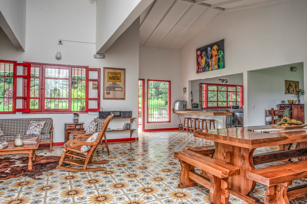 Hacienda Venecia está ubicada en el campo entre Salento y Medellín.
