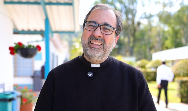 Anuncian demanda contra designación de capellán de la Presidencia en cinco universidades