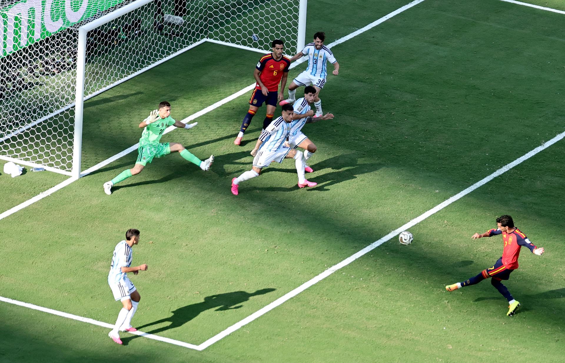 EAST RUTHERFORD (United States), 19/07/2026.- Ferran Torres (R) of Spain scores the opening goal during the FIFA World Cup 2026 final match Spain against Argentina, in New Jersey, USA, 19 July 2026. (España) EFE/EPA/RONALD WITTEK