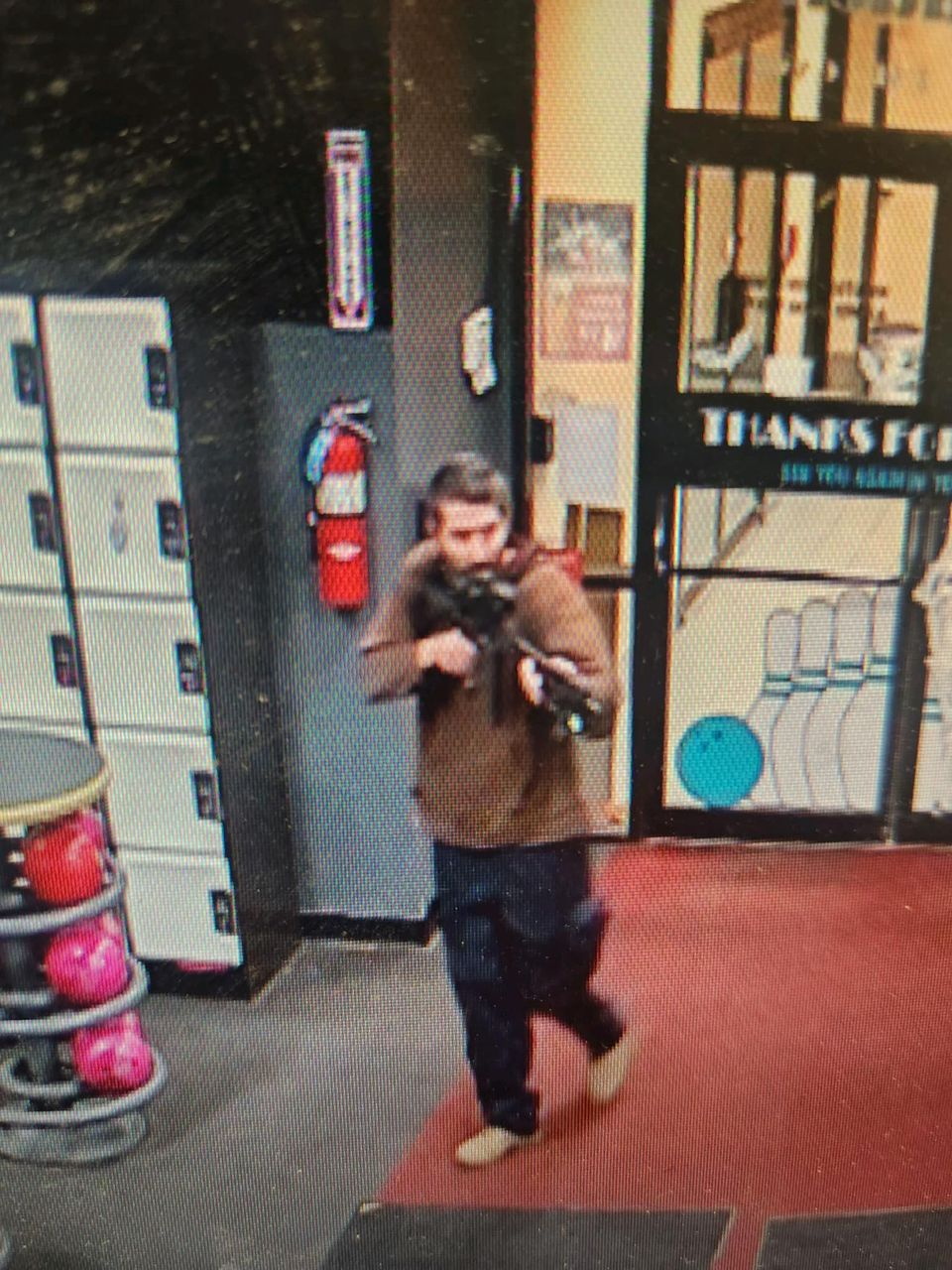 Lewiston (United States), 26/10/2023.- A handout photo made available by the Androscoggin County, Maine Sheriff's Office of person suspected in a mass shooting, with multiple fatalities and injuries, in Lewiston, Maine, USA on 25 October 2023. EFE/EPA/ANDROSCOGGIN COUNTY SHERIFF'S OFFICE HANDOUT HANDOUT EDITORIAL USE ONLY/NO SALES HANDOUT EDITORIAL USE ONLY/NO SALES