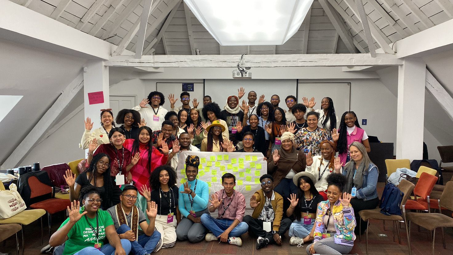 Jóvenes afrodescendientes e indígenas podrán acceder a becas de formación y mentoría a través del programa DALE FUTUROS 2026, una iniciativa de Manos Visibles.