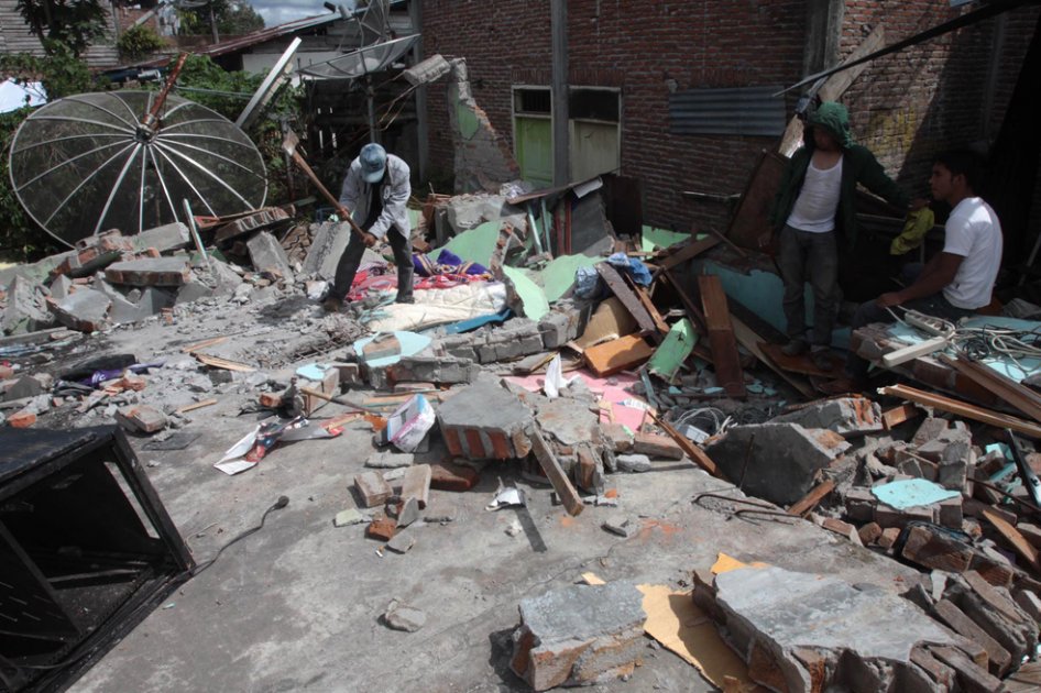 Ya son cientos los heridos y más de 27 muertos por terremoto en Indonesia