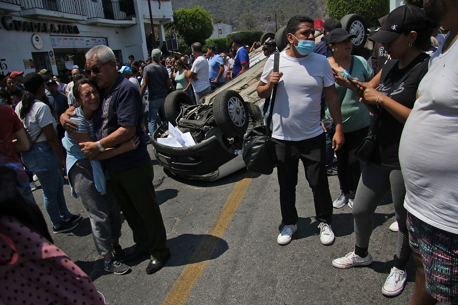Linchan a mujer señalada de secuestrar y matar a menor de 8 años en Taxco (México)