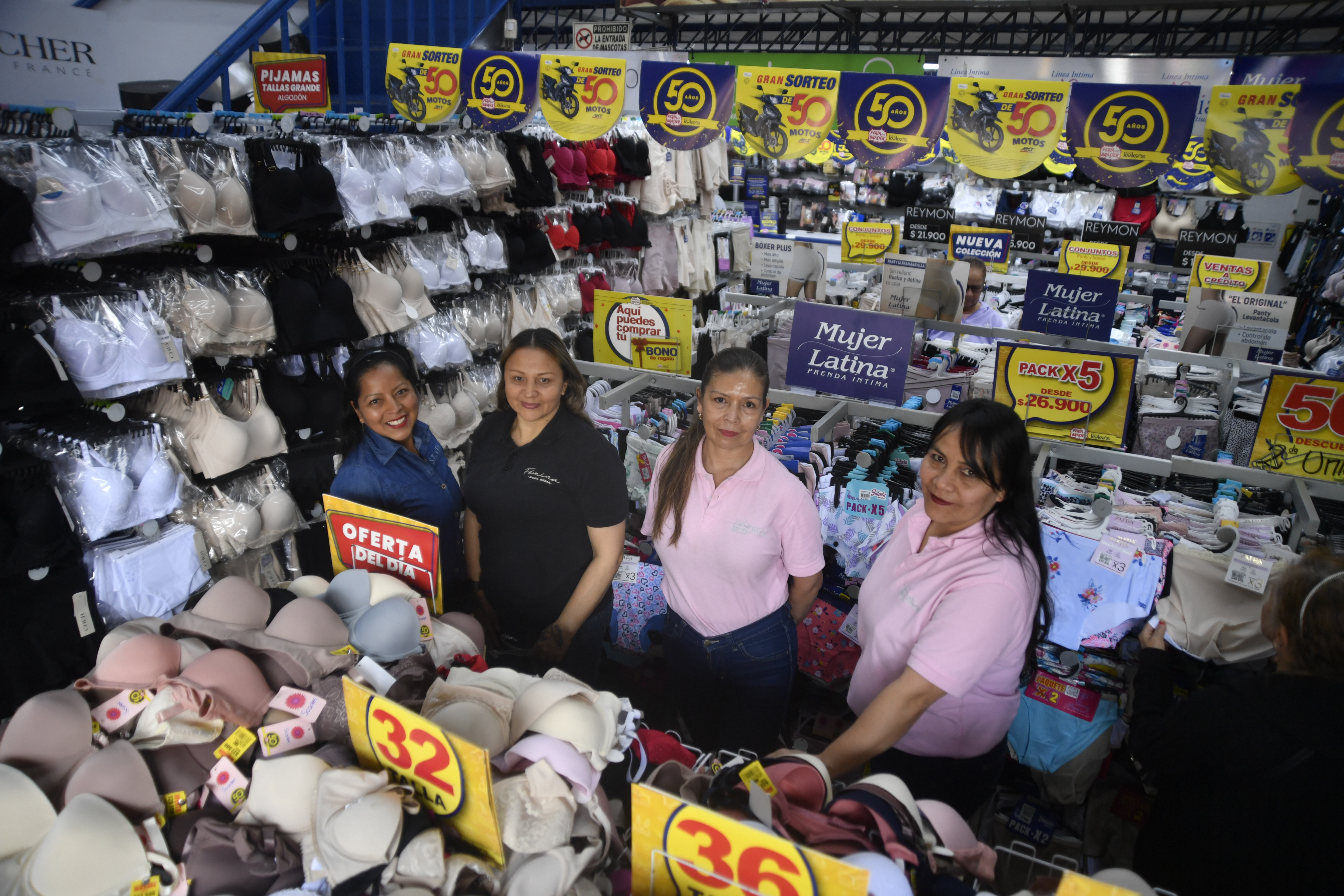 Empleadas de la sede de El Restrepo, en Bogotá, de la Feria del brasier y solo kuko's. / Gustavo Torrijos