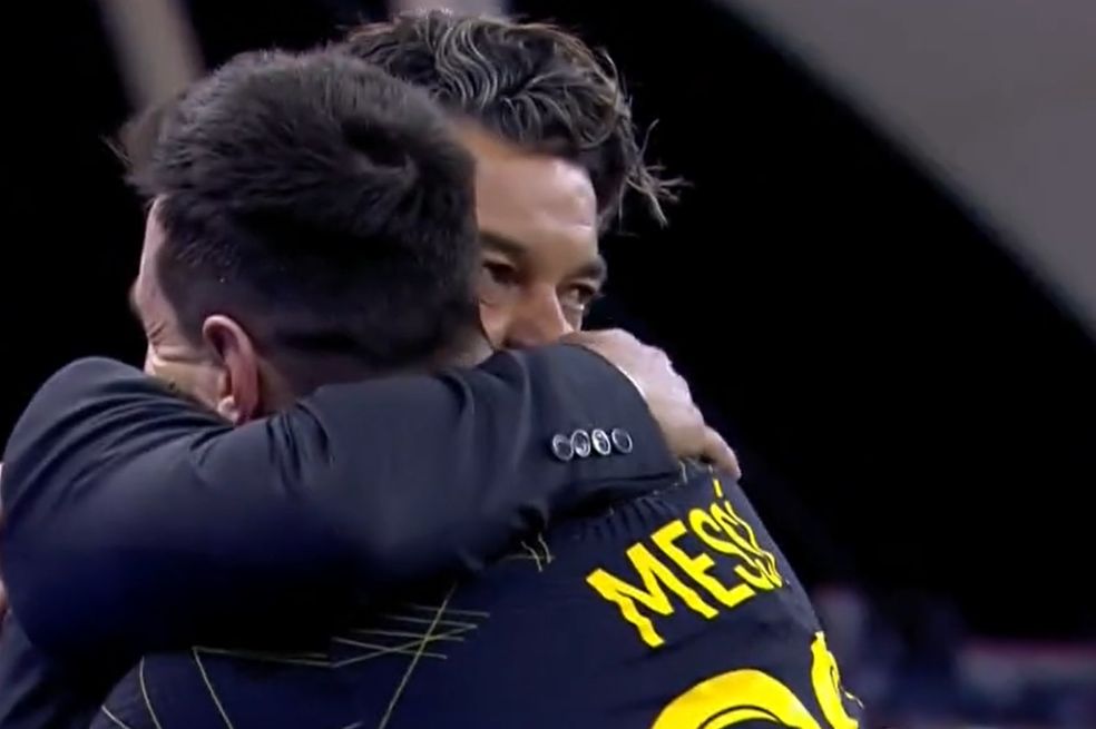 Video: Conmovedor abrazo de Messi a Marcelo Gallardo en partido contra Cristiano