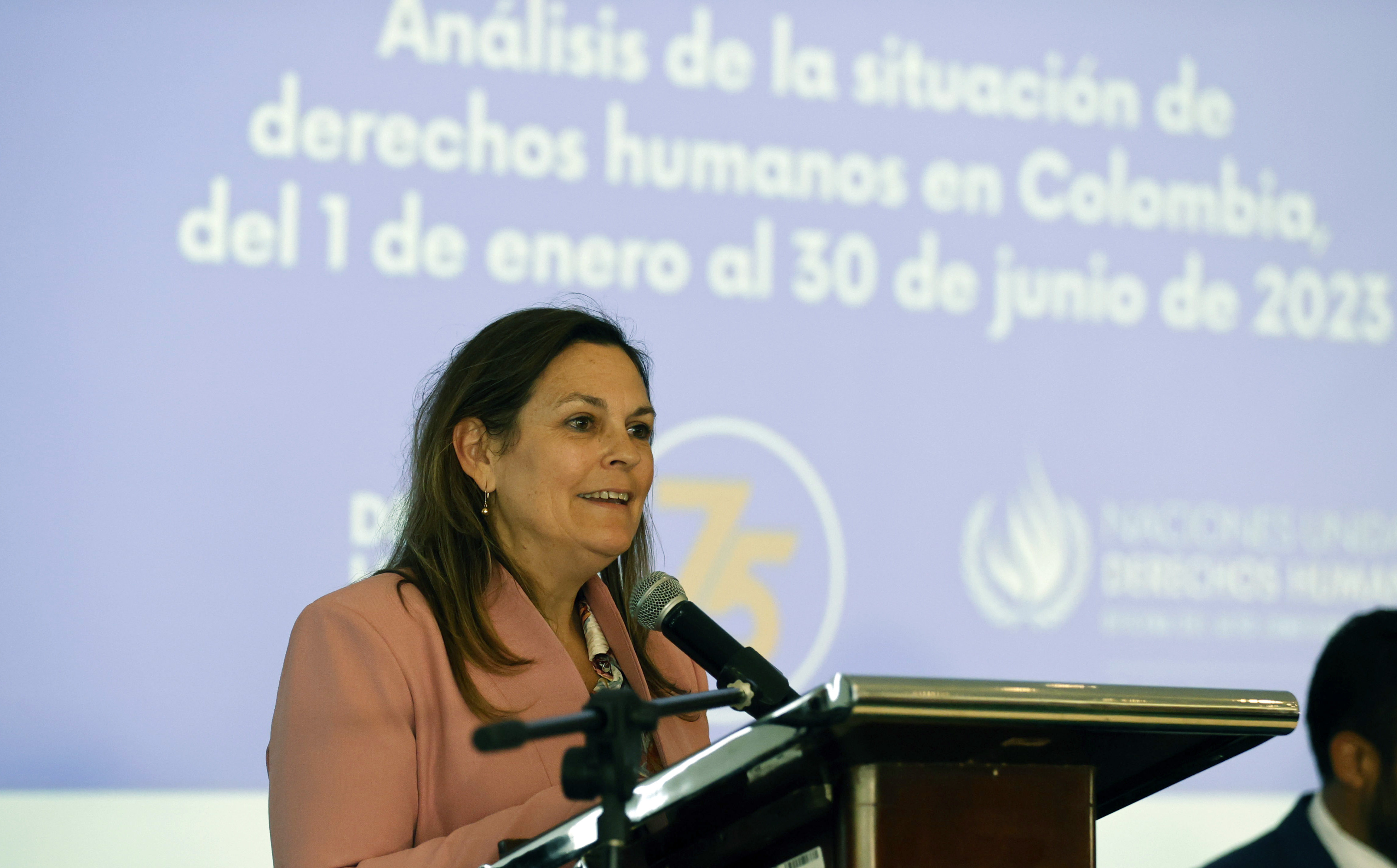 AME1319. BOGOTÁ (COLOMBIA), 15/08/2023.- La representante en Colombia de la Oficina de la ONU para los Derechos Humanos, Juliette de Rivero, habla hoy durante la presentación del más reciente informe sobre la materia en el país, en Bogotá (Colombia). El número de asesinatos de líderes sociales en Colombia tuvo una disminución del 19 % en el primer semestre de 2023 respecto al anterior, mientras que las masacres tuvieron un aumento del 11 %, según el balance dado este martes por la Oficina de la ONU para los Derechos Humanos. EFE/ Mauricio Dueñas Castañeda