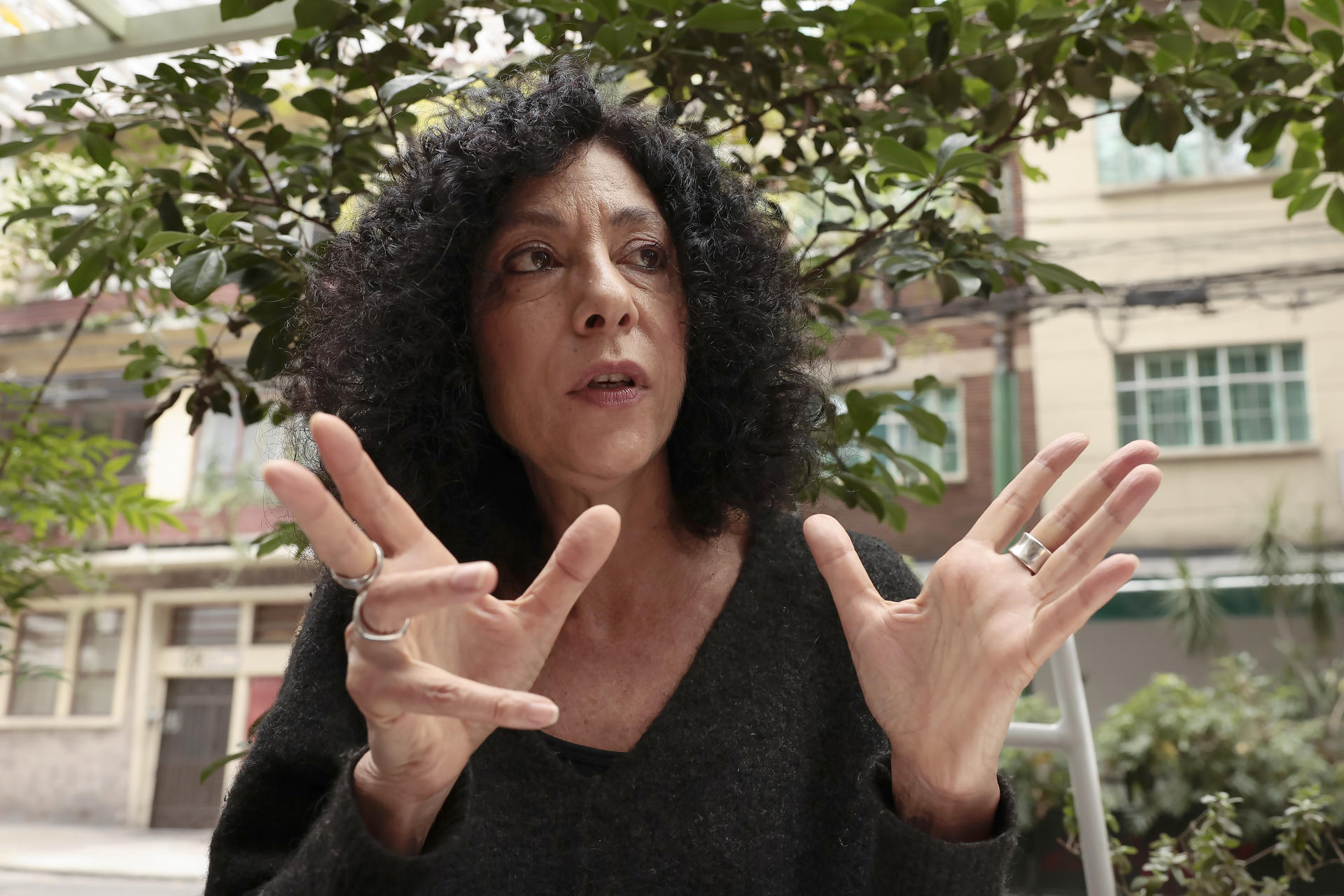 MEX6667. CIUDAD DE MÉXICO (MÉXICO), 26/10/2025.- La escritora y periodista argentina, Leila Guerreiro, habla durante una entrevista con EFE este viernes, en Ciudad de México (México). Para la argentina Guerriero, una de las cronistas más reconocidas del idioma español, el acto de escribir está relacionado con una especie de escapada, algo que también experimenta como corredora de distancias largas, alcanzar "el lugar en el que el mundo desaparece", según confesó en una entrevista con EFE en Ciudad de México. EFE/ José Méndez