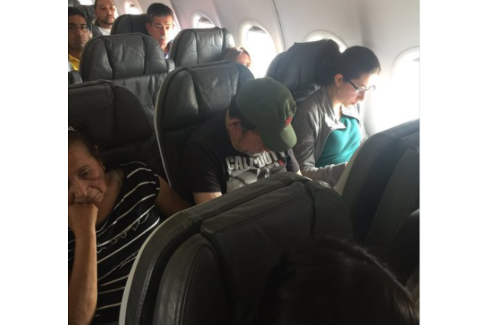 Esposa de senador del CD acusa en un avión a un hombre de ser de las Farc