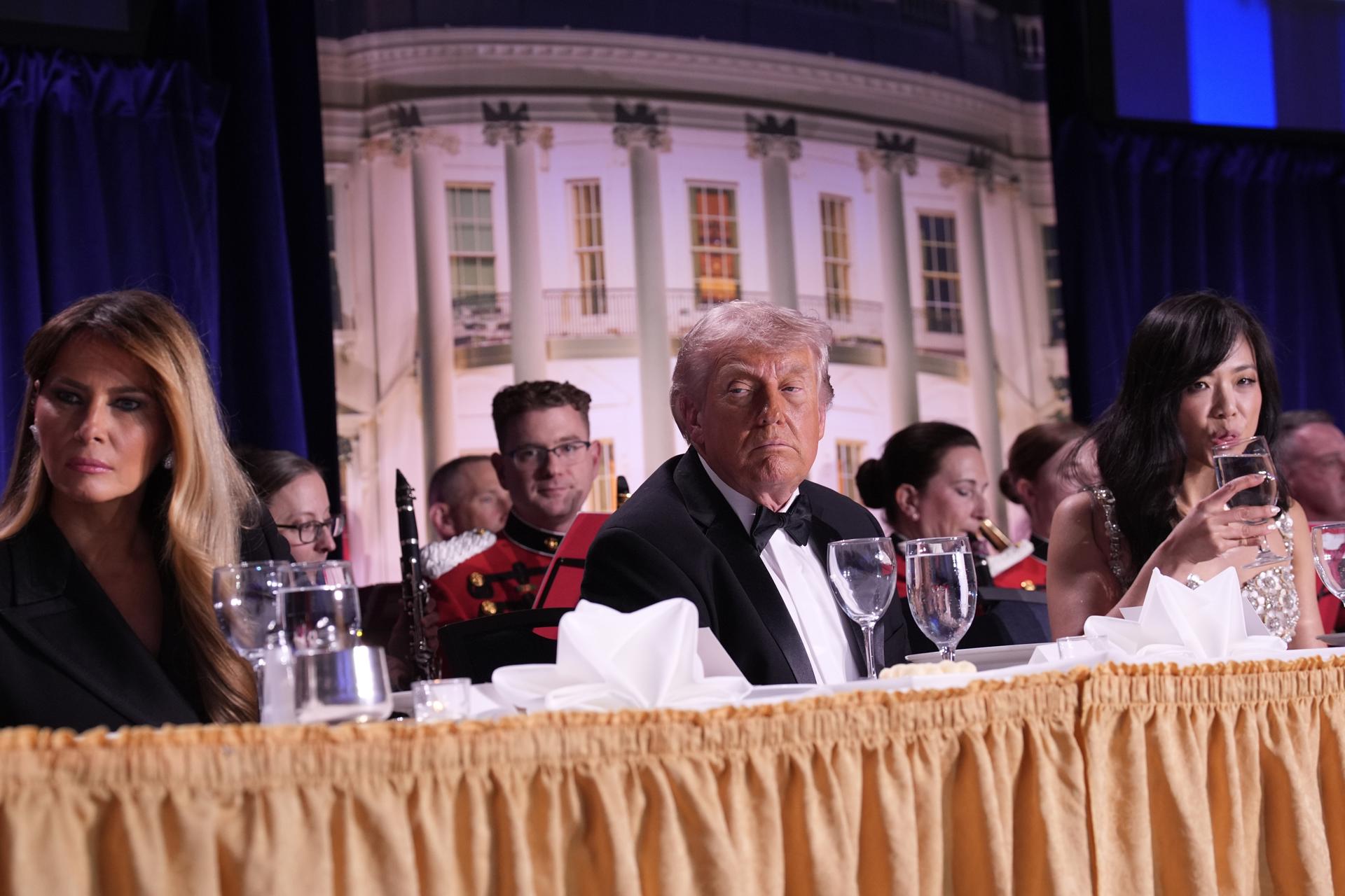 Washington (United States), 25/04/2026.- US President Donald Trump (C) and First Lady Melania Trump (L) participate in the White House Correspondents' Association Dinner in Washington, DC, USA, 25 April 2026. EFE/EPA/Yuri Gripas / POOL
