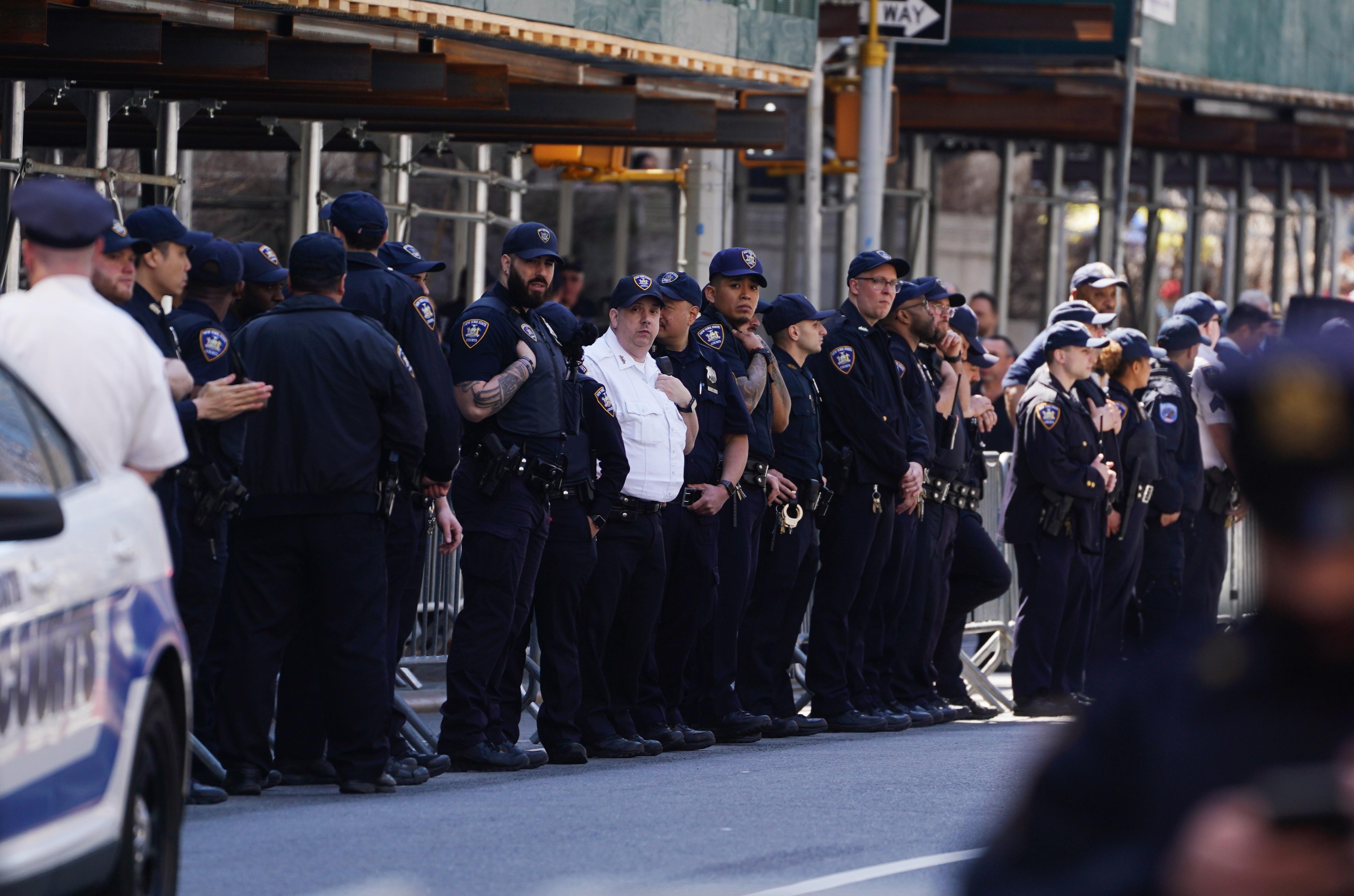 New York (United States), 04/04/2023.- New York State Court officers lines the street outside New York Criminal Court in New York, New York, USA, 04 April 2023. A Manhattan grand jury voted to indict former President Donald J. Trump last week and he will turn himself in at the courthouse and appear before a judge to hear the charges against him later today. (Estados Unidos, Nueva York) EFE/EPA/WILL OLIVER