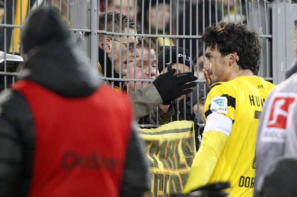 Jugadores del Borussia dan explicaciones a los fanáticos en Dortmund