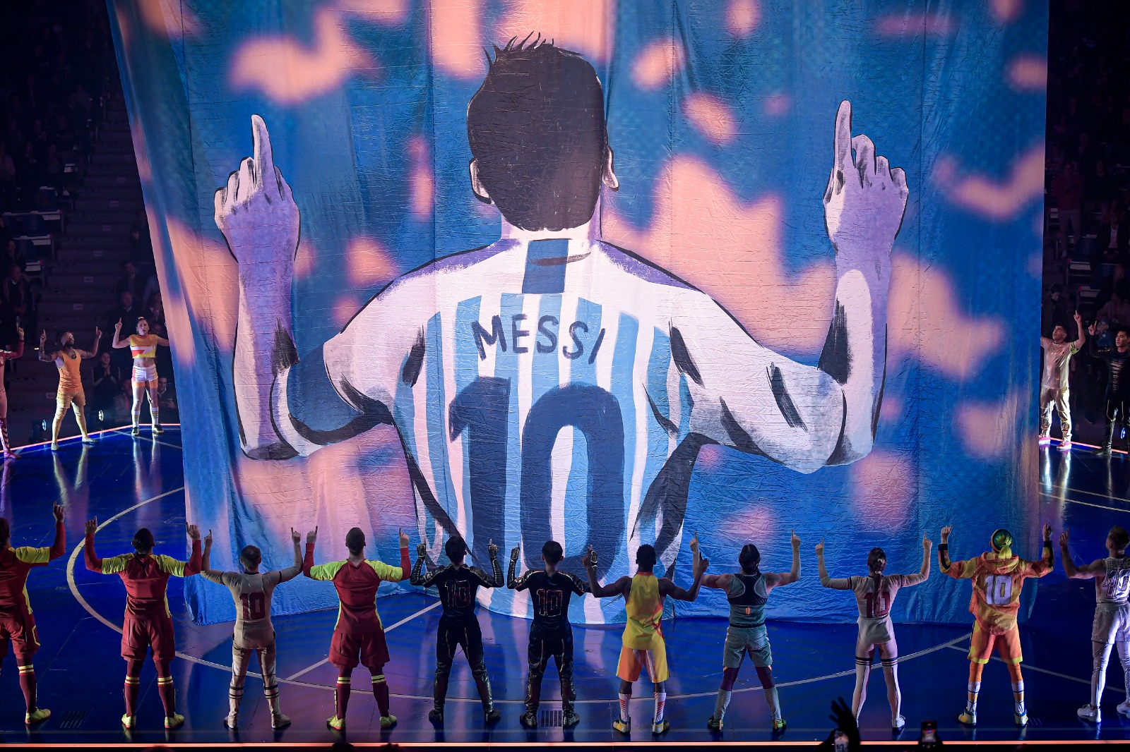 Messi en el Circo del Sol, los malabares de mortales que se inspiran en D10s
