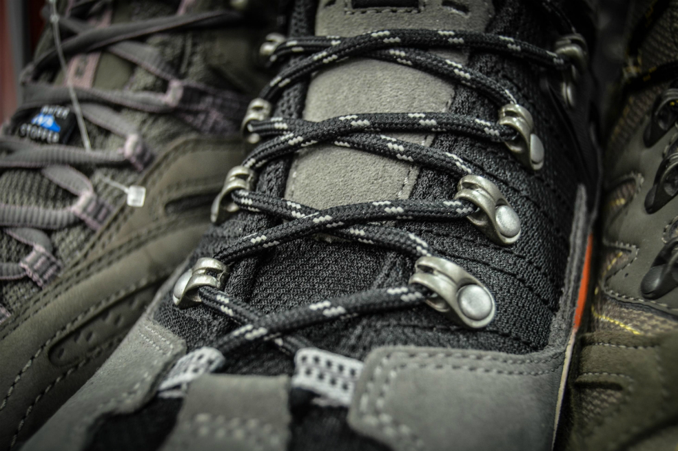 Los cordones de sus zapatos se van a desamarrar. La ciencia le explica por qué