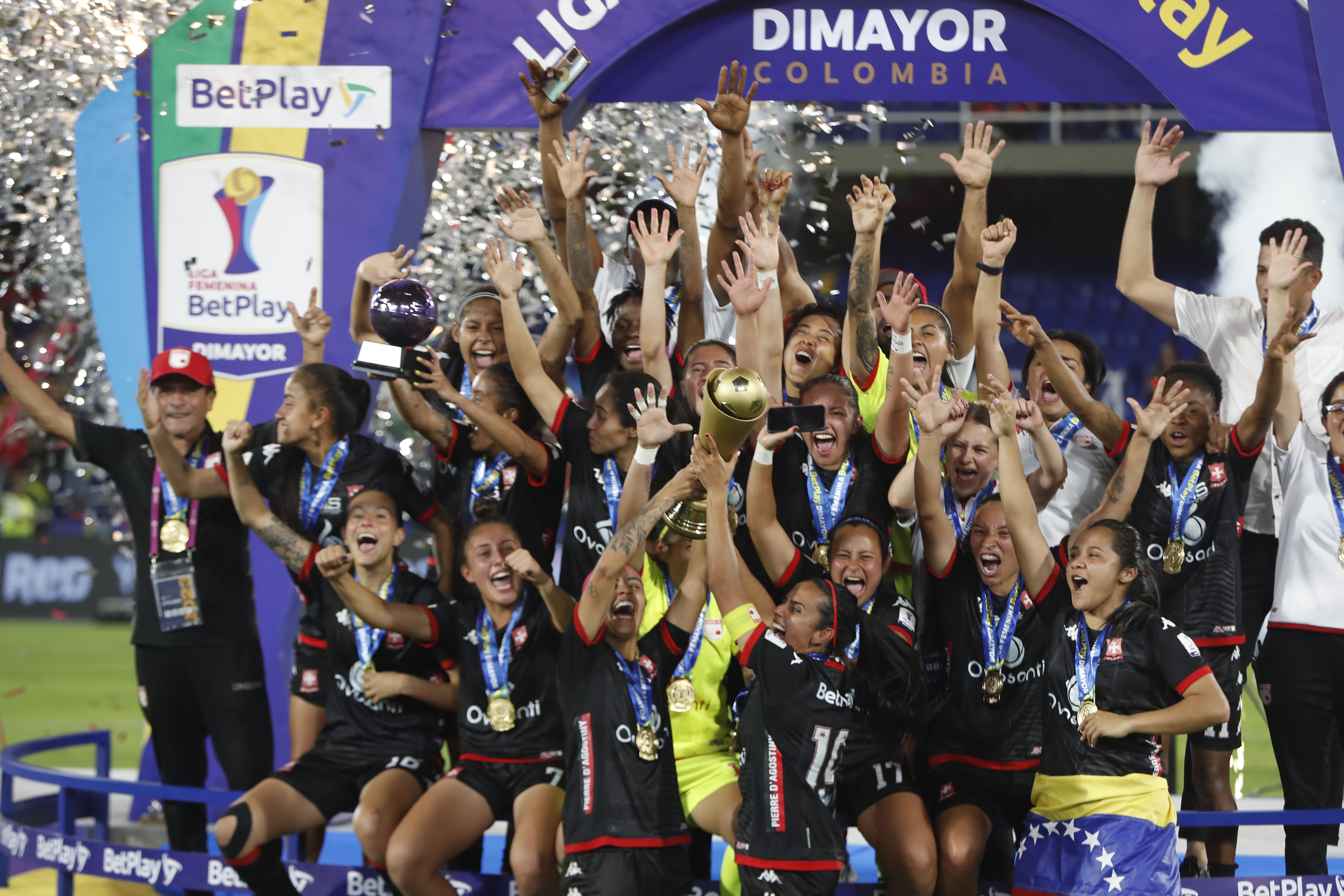AMDEP5873. CALI (COLOMBIA), 30/06/2023.- Jugadoras de Santa Fe celebran con el trofeo al ganar la final de la Liga Profesional femenina ante el América en el estadio Pascual Guerrero en Cali (Colombia). EFE/ Ernesto Guzmán Jr.