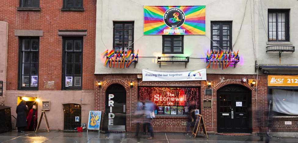 ¿Censura en Stonewall? Desaparecen menciones a personas trans y bisexuales