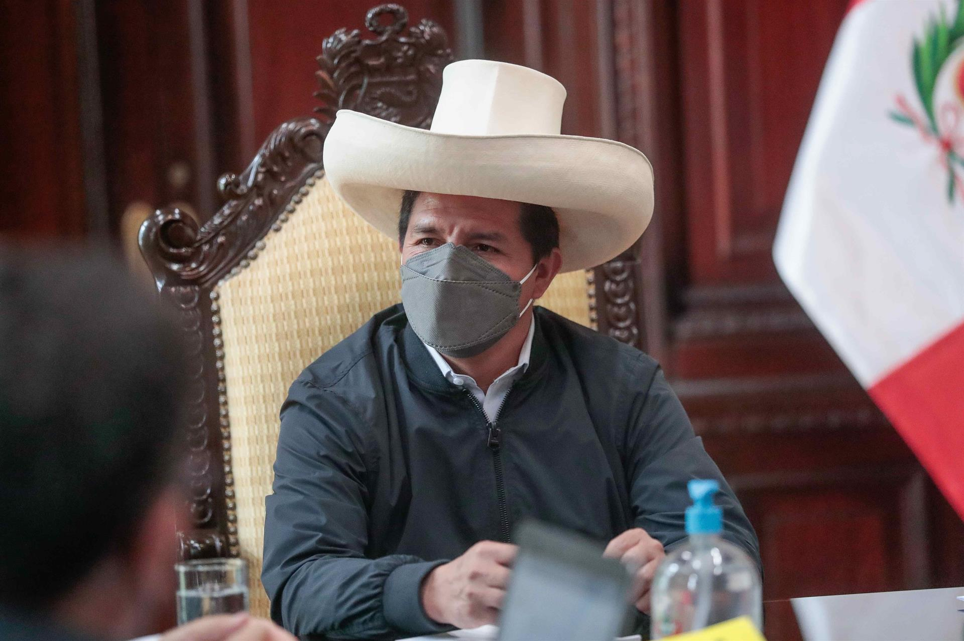 Presidente de Perú acepta renuncia de mininterior y destituye a jefe de Policía