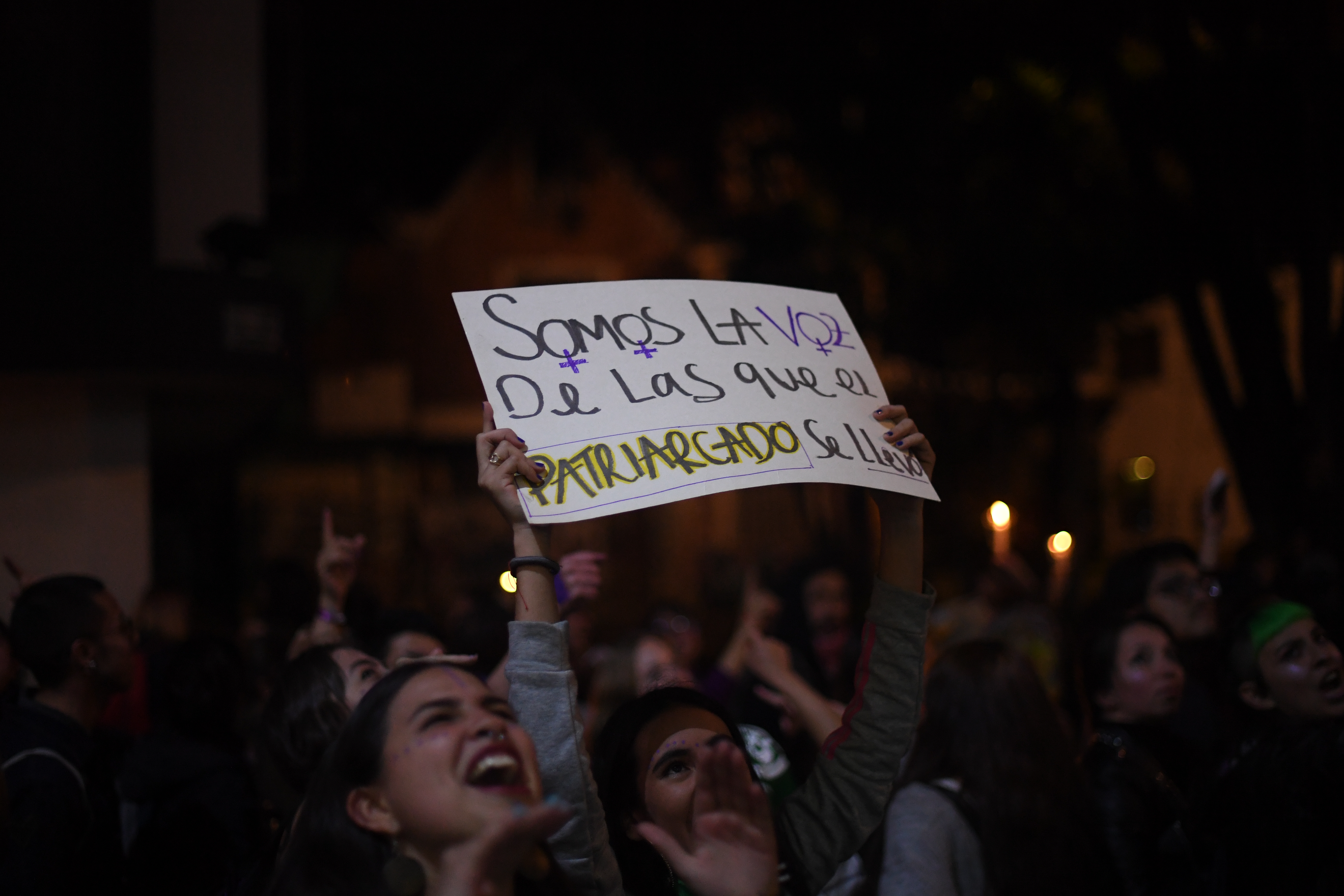 Cientos de mujeres salieron a las calles a marchar y protestar, en el marco del Día Internacional de la Mujer, para rechazar la violencia de género y los feminicidios.