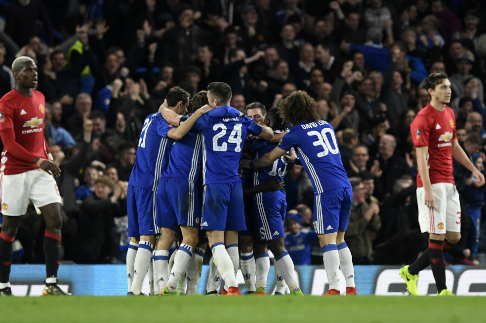 Los jugadores de Chelsea celebran el gol de Hazard, ante la desazón de los futbolistas del United. / EFE