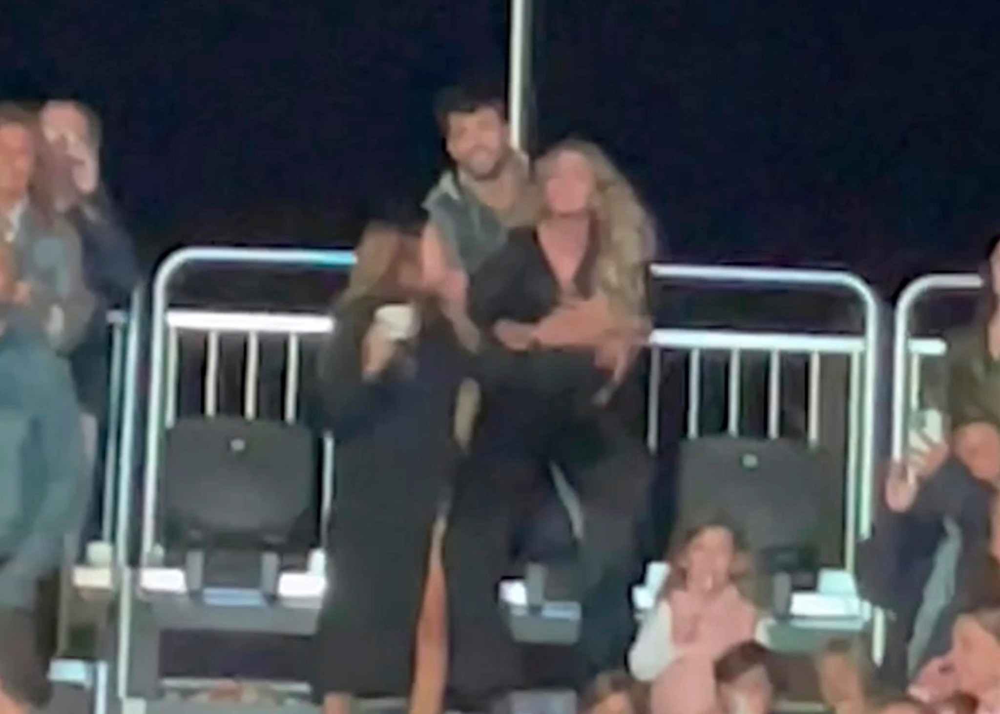 En el concierto de Dani Martin, Piqué y Clara Chía no escatimaron en sus muestras de afecto.