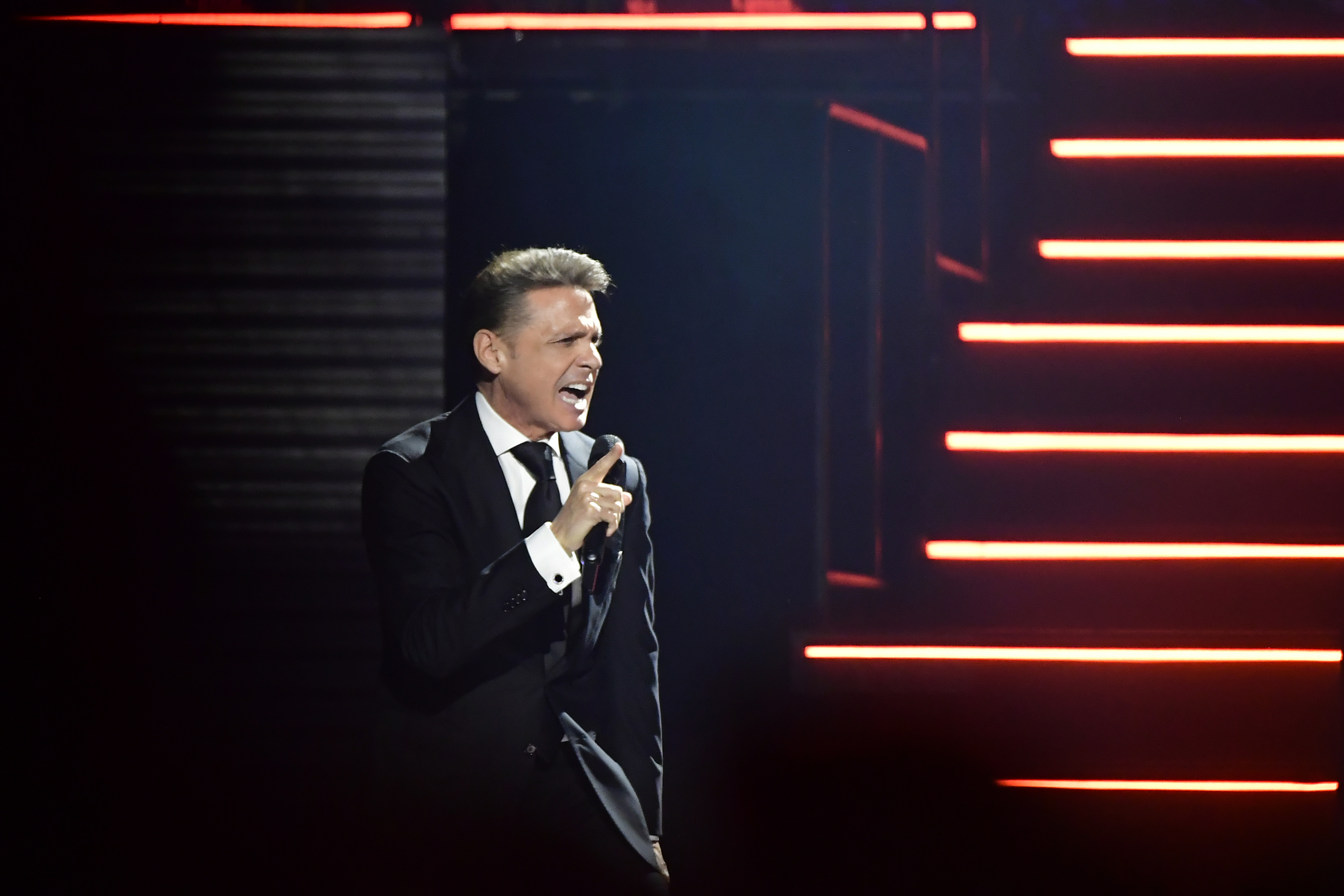 Cantante mexicano durante su concierto en el coliseo Medplus en Bogotá.
