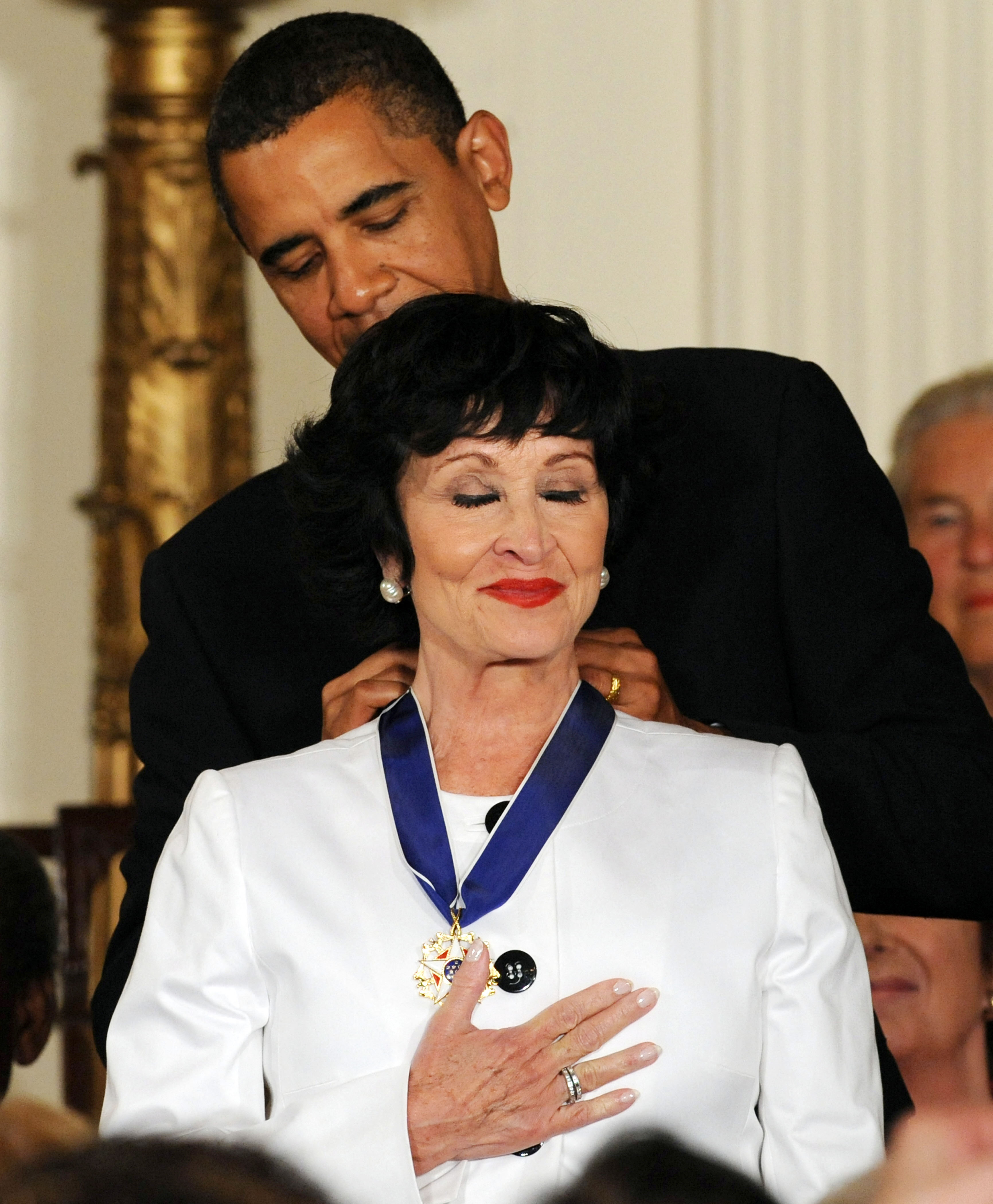 El expresidente estadounidense, Barack Obama, entrega la Medalla Presidencial de la Libertad a la actriz, cantante y bailarina Chita Rivera durante una ceremonia en el Salón Este de la Casa Blanca el 12 de agosto de 2009.
