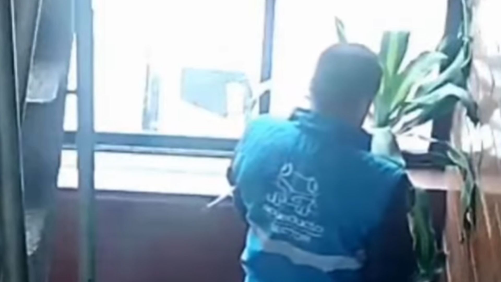 Graban a funcionario de Acueducto orinando en edificio: esto respondió la empresa