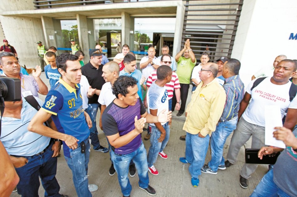 Trabajadores continúan en huelga por despido masivo