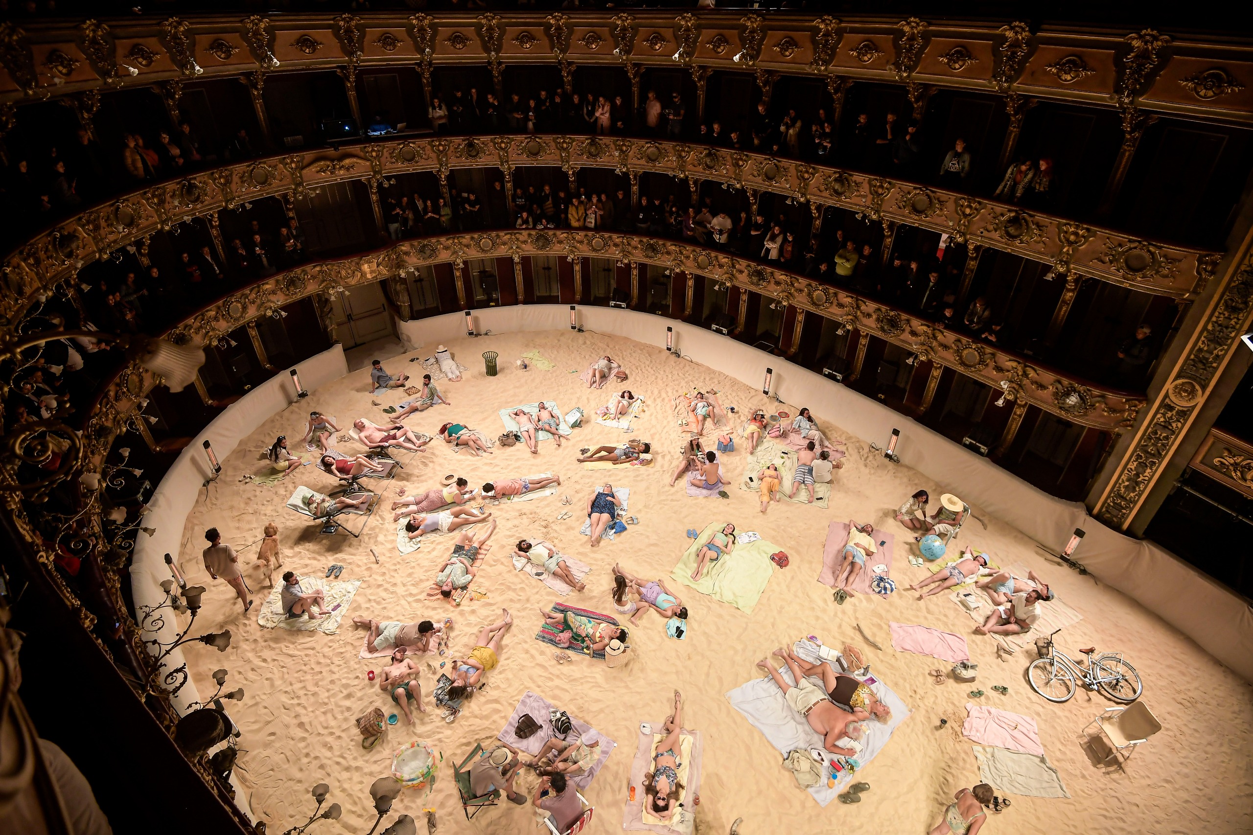 En fotos: así se ve la obra “Sun & Sea” en el Teatro Colón