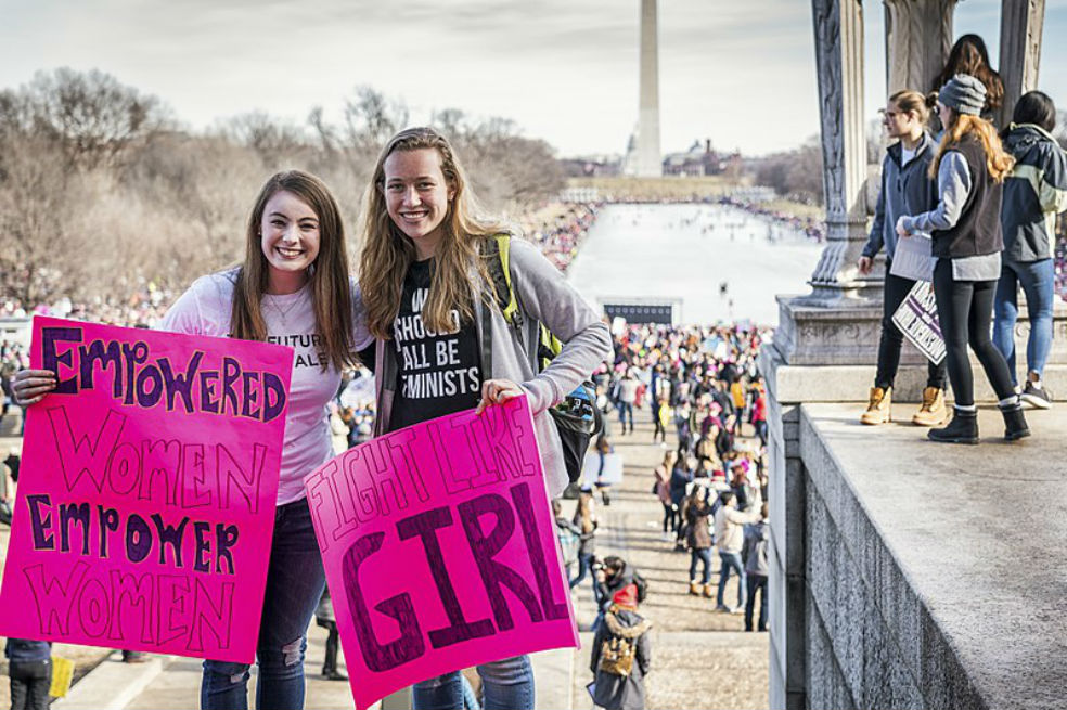 Jóvenes en la Marcha de las Mujeres, celebrada en Estados Unidos en 2018, cuando el actual presiente Trump asumió en la Casa Blanca. / Wikipedia