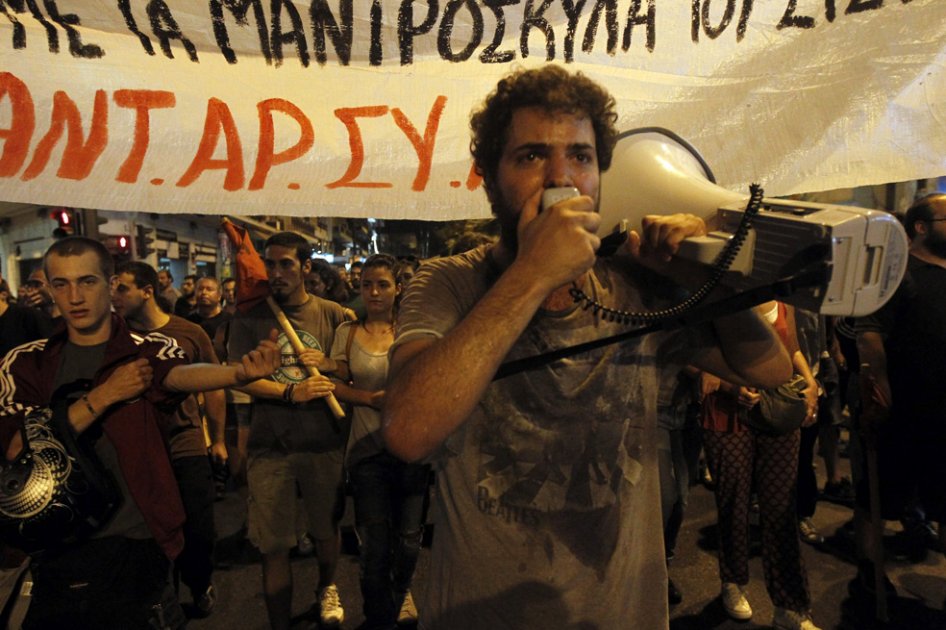 Centenares de personas participan en una manifestación antifascista de repulsa contra el asesinato de un militante izquierdista a manos de un neonazi en el barrio de Keratsini en Atenas, Grecia./ EFE
