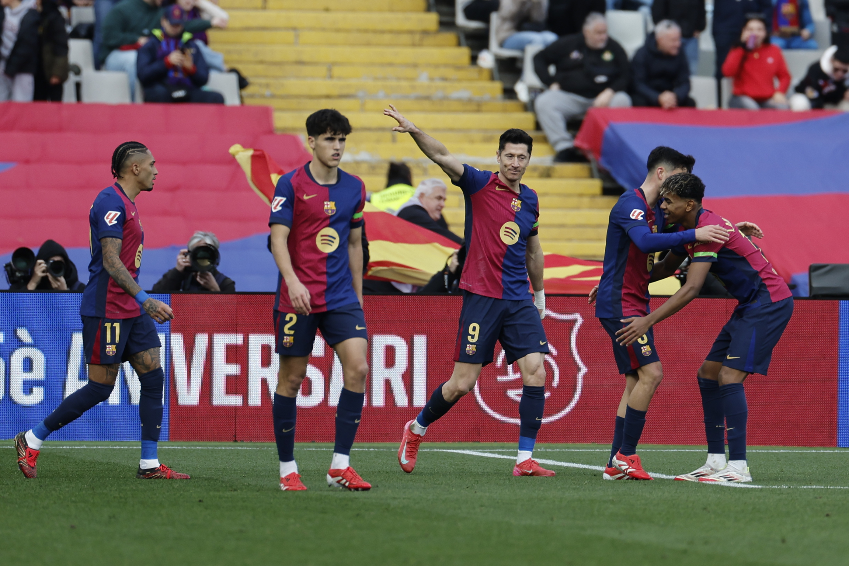 BARCELONA, 02/02/2025.- El delantero polaco del FC Barcelona Robert Lewandowski (c) celebra tras anotar un gol, durante el partido de LaLiga entre el FC Barcelona y el Alavés este domingo en el Estadio Olímpico de Montjuic en Barcelona. EFE/ Toni Albir