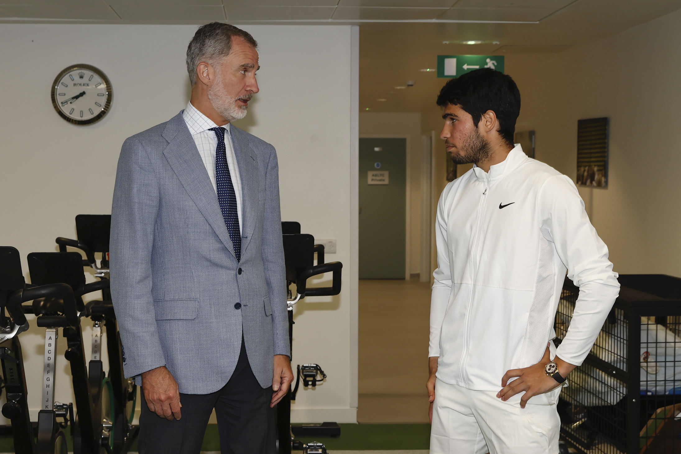 WIMBLEDON (REINO UNIDO), 16/07/2023.- El rey Felipe VI (i) felicita al tenista Carlos Alcaraz (d) tras proclamarse campeón de Wimbledon al vencer al serbio Novak Djokovic en la final del torneo, en la pista central del All England Club de Londres, Reino Unido, este domingo. El tenista español Carlos Alcaraz conquistó el primer título en Wimbledon de su carrera deportiva tras vencer a Novak Djokovic, el siete veces campeón (1-6, 7-6 (6), 6-1 y 6-4). EFE/Casa Real/ Francisco Gómez SOLO USO EDITORIAL/ SOLO USO PERMITIDO PARA ILUSTRAR LA NOTICIA QUE ACOMPAÑA/ (CRÉDITO OBLIGATORIO)
