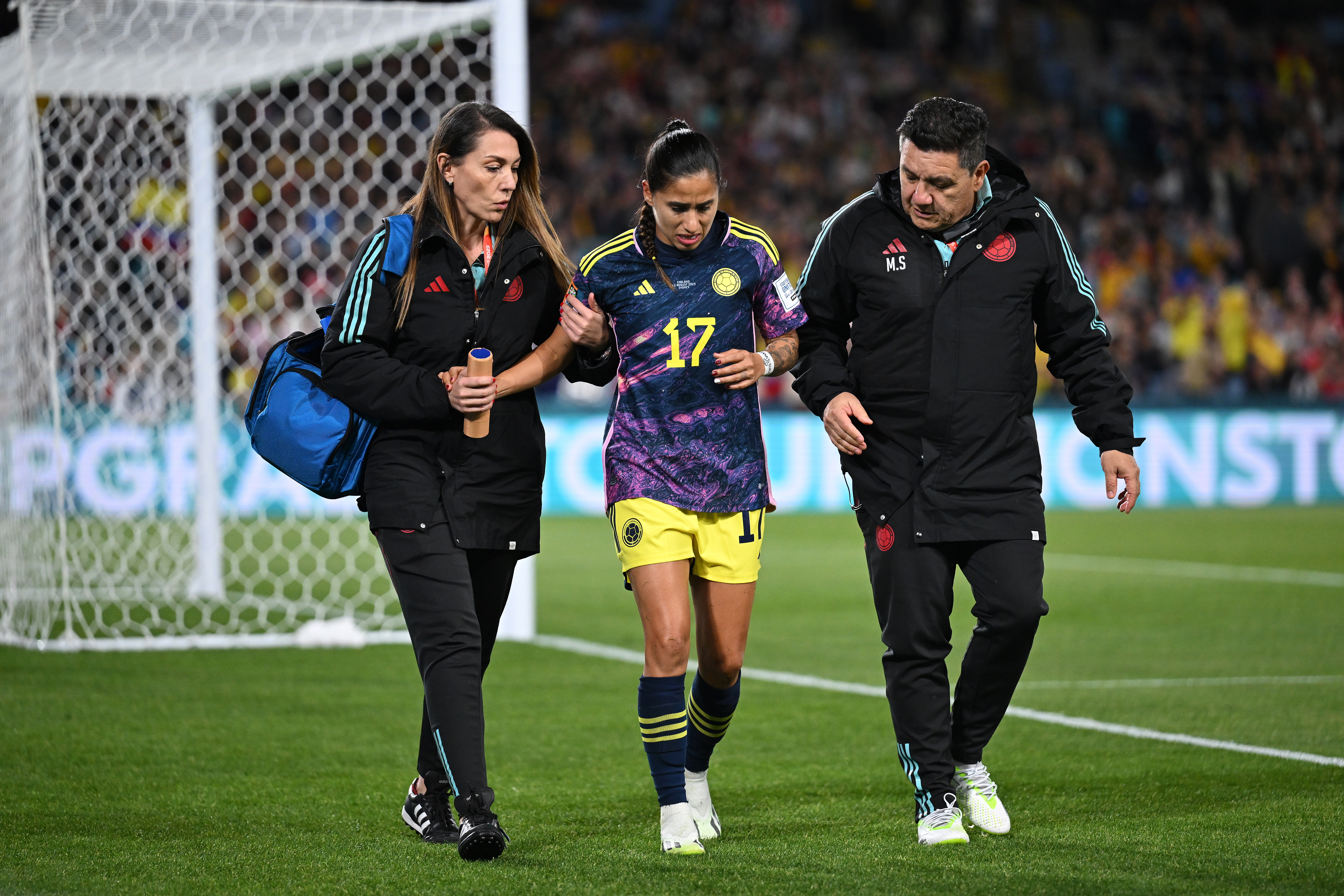 Sydney (Australia), 12/08/2023.- Carolina Arias of Colombia exits the field after sustaining an injury during the FIFA Women's World Cup 2023 Quarter Final soccer match between England and Colombia at Stadium Australia in Sydney, Australia, 12 August 2023. (Mundial de Fútbol) EFE/EPA/DEAN LEWINS AUSTRALIA AND NEW ZEALAND OUT