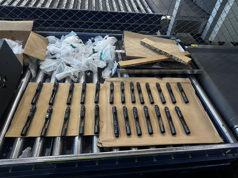 La DIAN frustra intento de ingreso ilegal de partes de armas de fuego