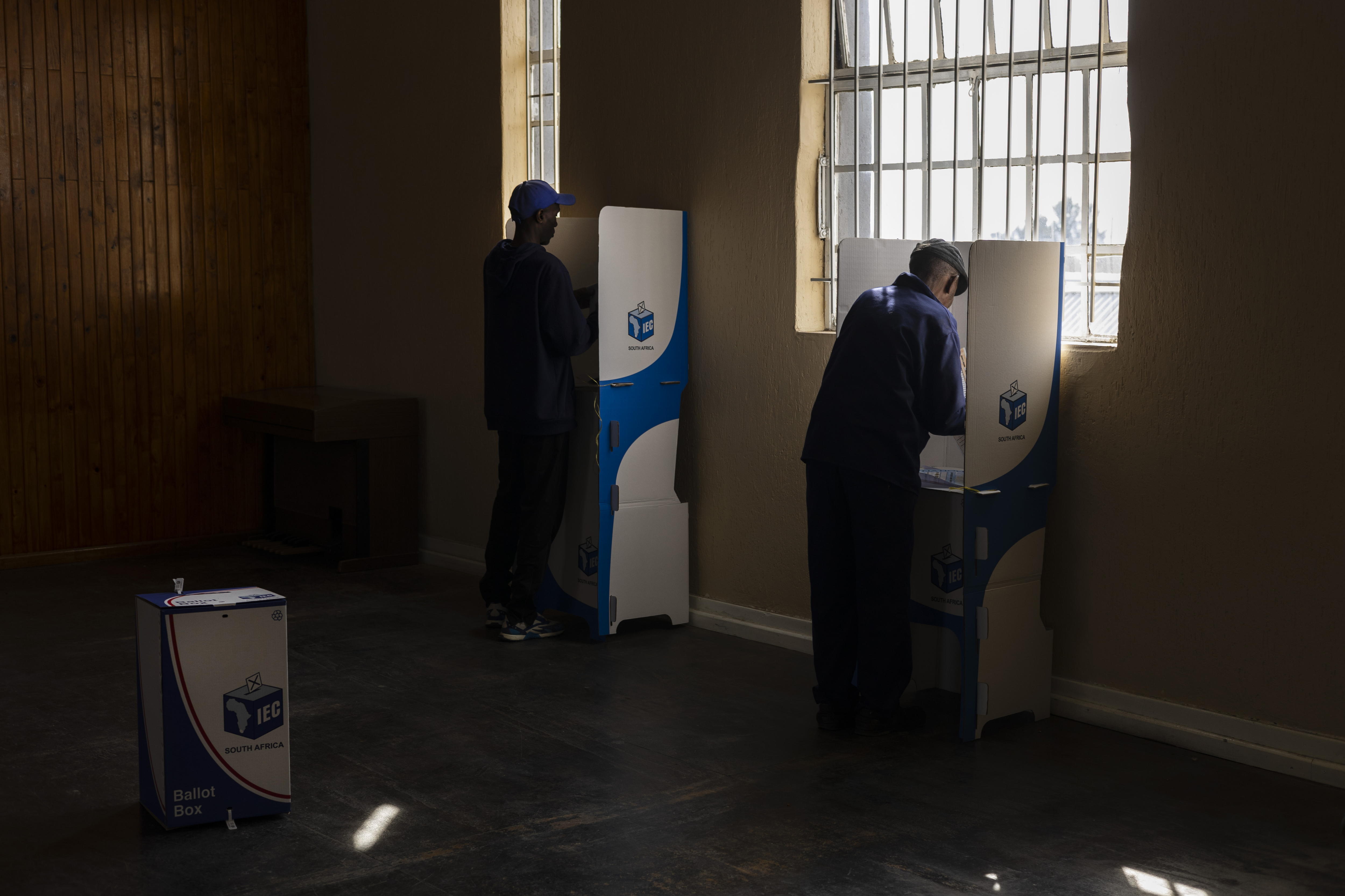 Johannesburg (South Africa), 28/05/2024.- An elderly voter casts his vote during the special voting day of the 2024 general election at a church in Alexandra township in Johannesburg, South Africa, 28 May 2024. Special voting allows those who are not able to vote on the main voting day to cast their ballot the day before. South Africans go to the polls on 29 May for the elections that come 30 years after the end of Apartheid and the first free and fair elections in the country. (Elecciones, Sudáfrica, Johannesburgo) EFE/EPA/KIM LUDBROOK