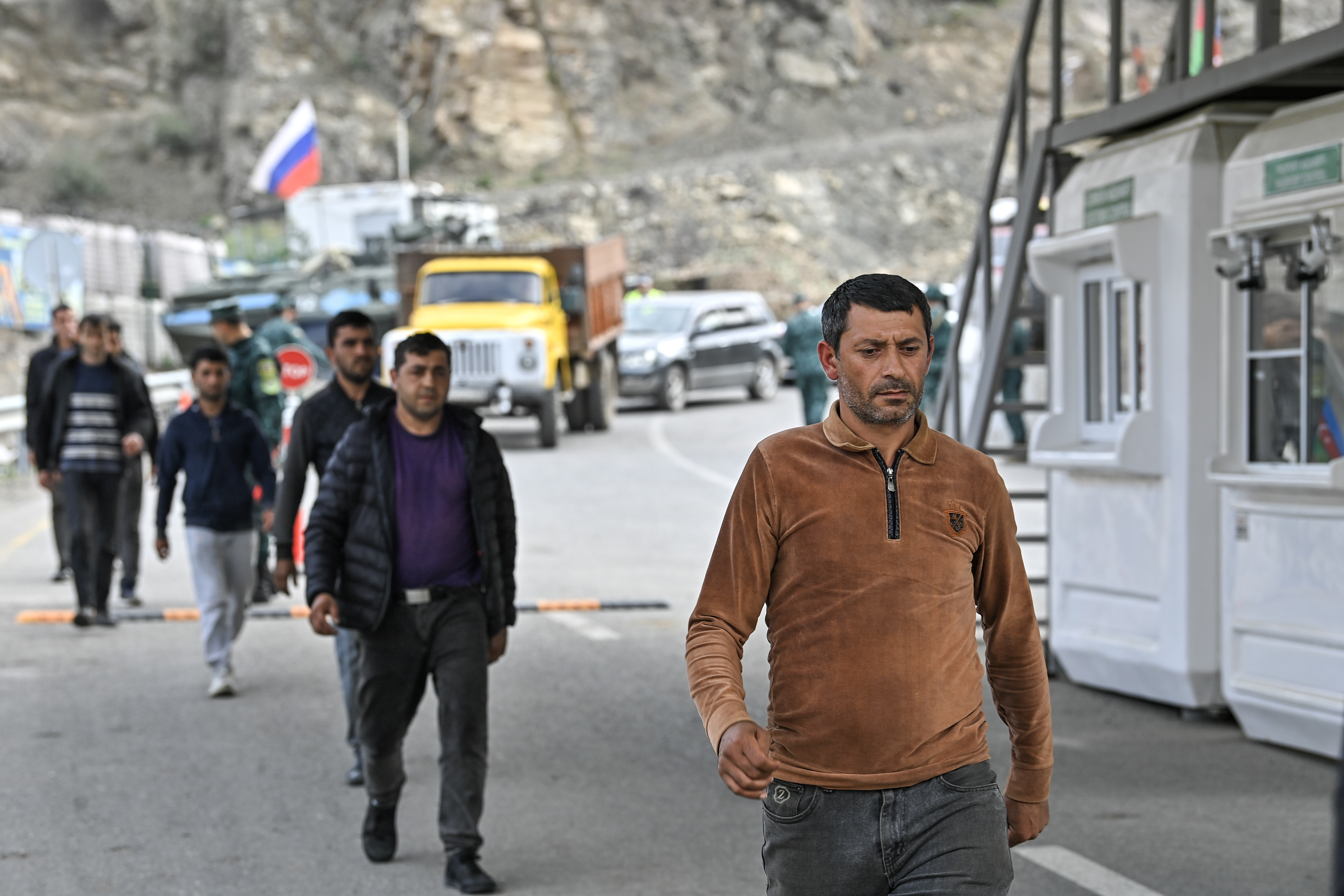 Lachin (Azerbaijan), 25/09/2023.- Ethnic Armenians cross a checkpoint on the entrance of the Lachinsky corridor, which connects the Nagorno-Karabakh region with Armenia, as they leave Nagorno-Karabakh, in Lachin, Azerbaijan, 25 September 2023. Azerbaijan on 19 September 2023 launched a brief military offensive on the contested region of Nagorno-Karabakh, a breakaway enclave that is home to some 120,000 ethnic Armenians. The Armenian government announced the evacuation of about 3,000 local residents from the region following the ceasefire agreed on 20 September 2023, as Azerbaijan opened all checkpoints with Armenia for the unimpeded exit of civilians from the territory of Nagorno-Karabakh. Russian peacekeepers escorted convoys of civilians from Nagorno-Karabakh leaving for Armenia, the Russian Ministry of Defense reported. (Azerbaiyán, Rusia) EFE/EPA/ROMAN ISMAYILOV