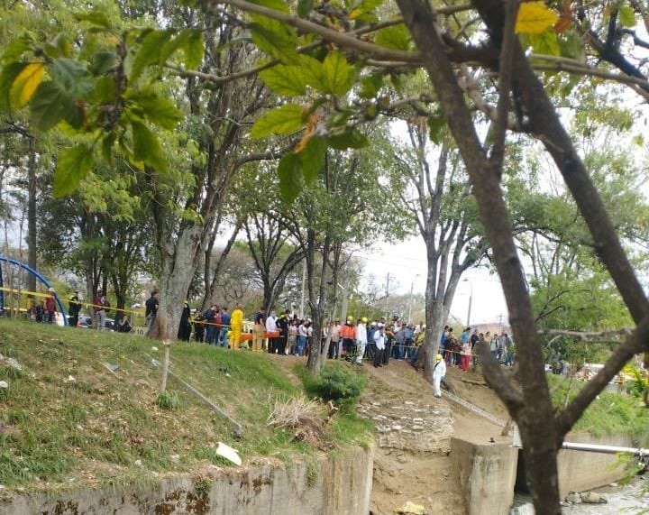 Encontraron cuerpo envuelto en costales en quebrada Santa Elena de Medellín