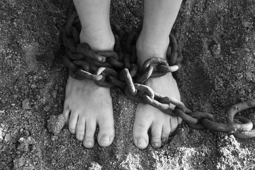 Rescatan a menor de edad encadenado en una casa en México