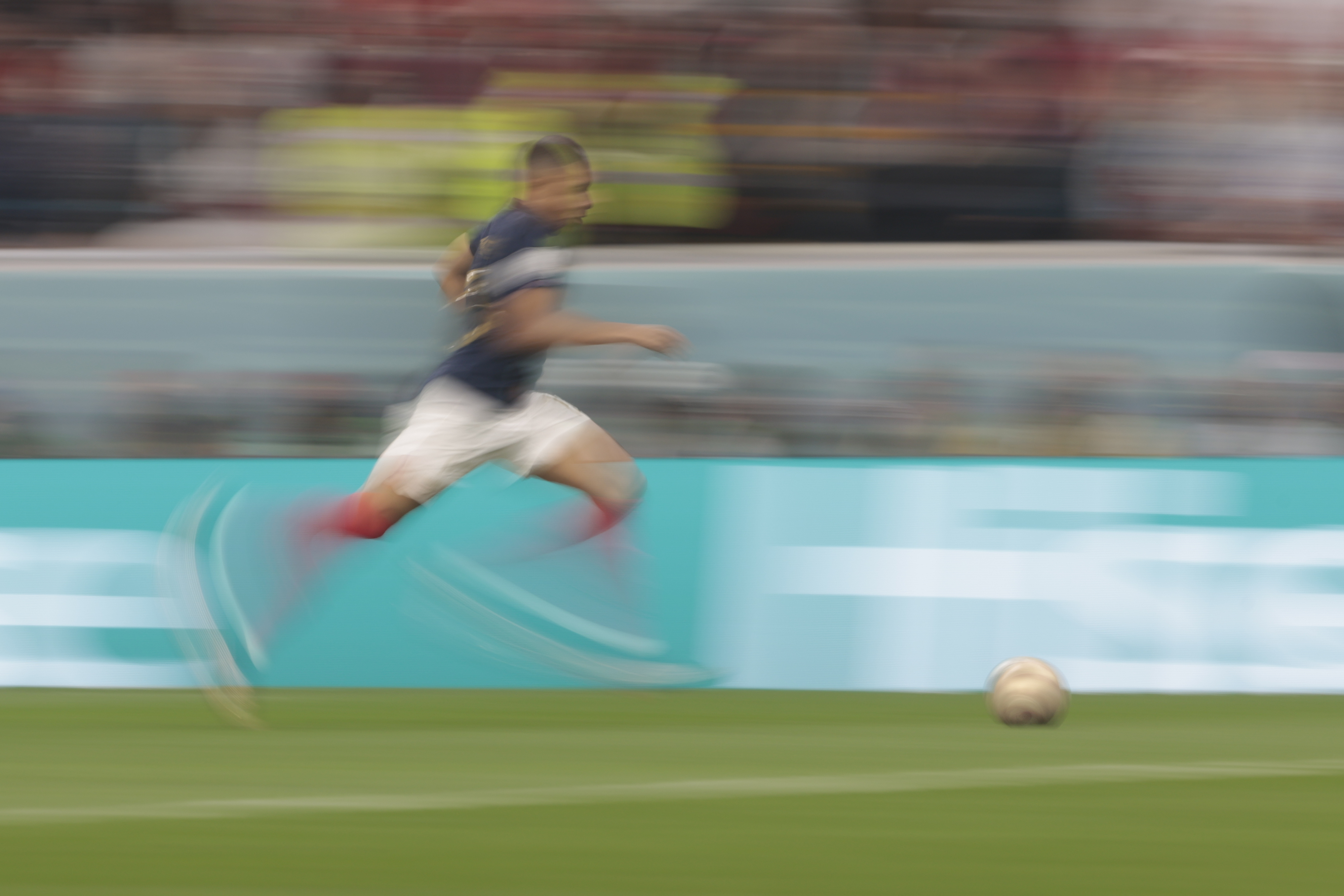 GR3121. AL BAIT (CATAR), 14/12/2022.- Kylian Mbappe de Francia avanza con un balónhoy, en un partido de semifinales del Mundial de Fútbol Qatar 2022 entre Francia y Marruecos en el estadio Al Bait en Jor (Catar). EFE/ Juan Ignacio Roncoroni