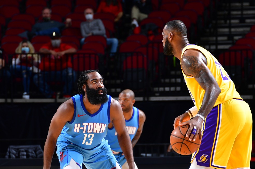 Lebron James vs. James Harden, un duelo de polos opuestos