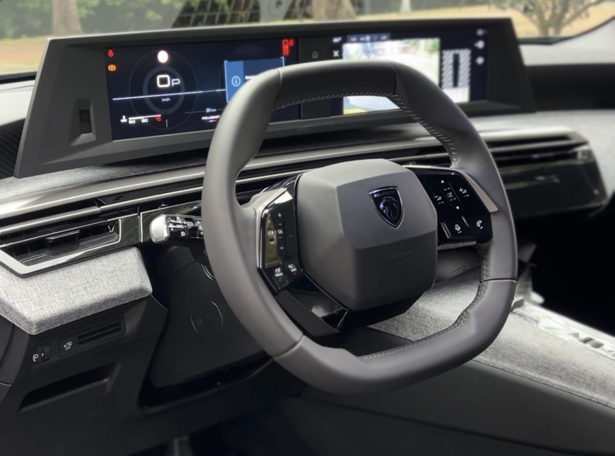 Peugeot incluyó una pantalla flotante dual de diez pulgadas cada una, las cuales fungen como panel de instrumentos y centro multimedia.