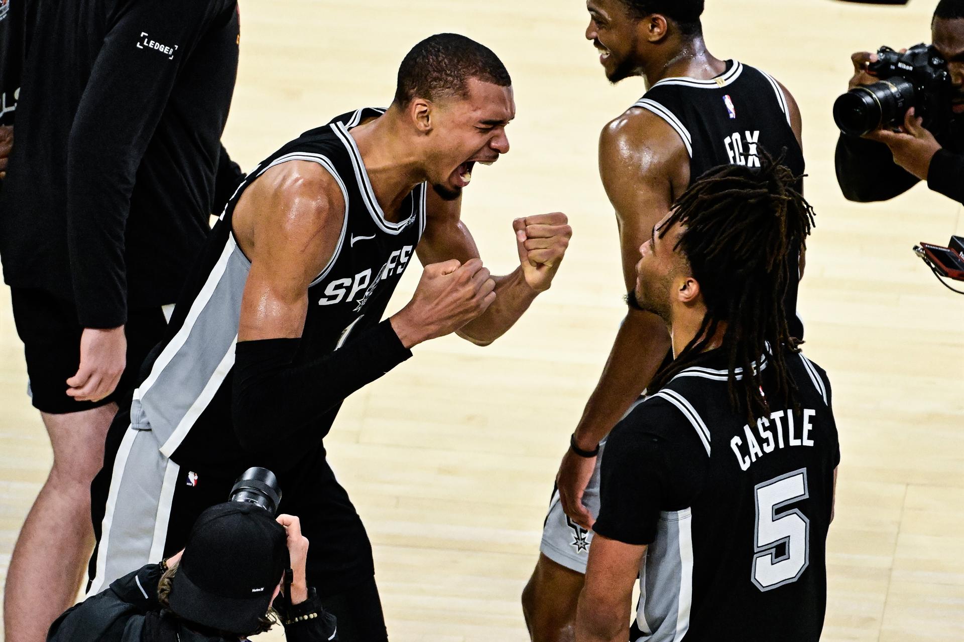 Oklahoma City (United States), 31/05/2026.- San Antonio Spurs forward/center Victor Wembanyama (L) celebrates with San Antonio Spurs guard Stephon Castle (R) after winning game 7 of the NBA West Conference Finals between Oklahoma City Thunder and San Antonio Spurs in Oklahoma City, Oklahoma, USA, 30 May 2026. (Baloncesto) EFE/EPA/GERALD LEONG SHUTTERSTOCK OUT
