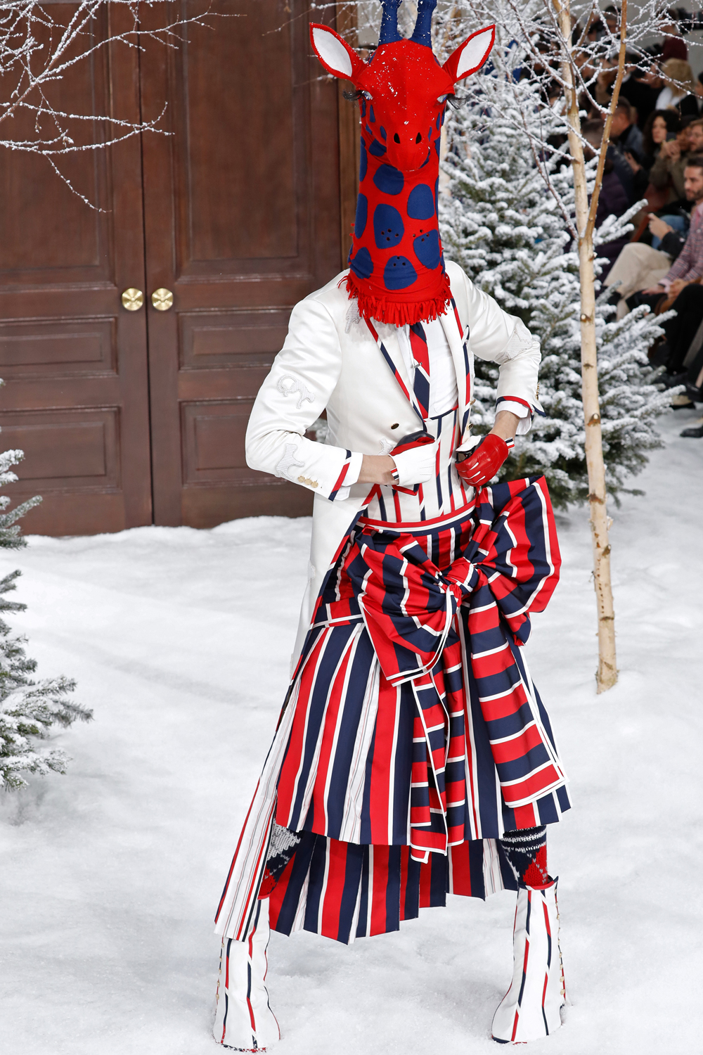 Faldas y corsés modernos, pertenecientes tradicionalmente al vestuario femenino, se combinan con finas corbatas.