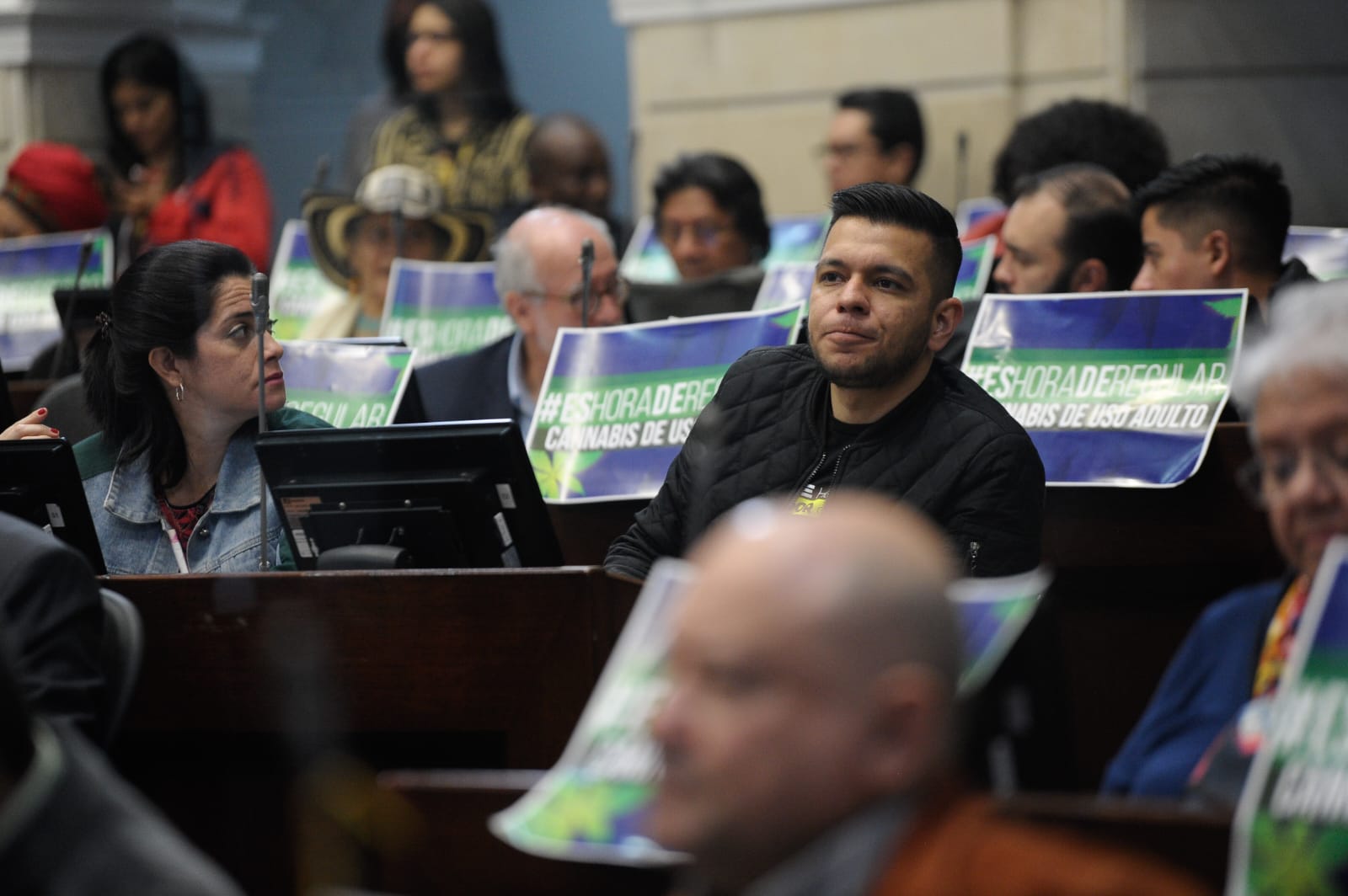 El senador Jota Pe Hernández aseguró al finalizar la sesión del 19 de junio: "Levantaron la sesión y no se pudo votar el proyecto que legaliza el negocio de la marihuana porque los senadores del Pacto Histórico decidieron irse a dormir y no quisieron terminar la sesión".