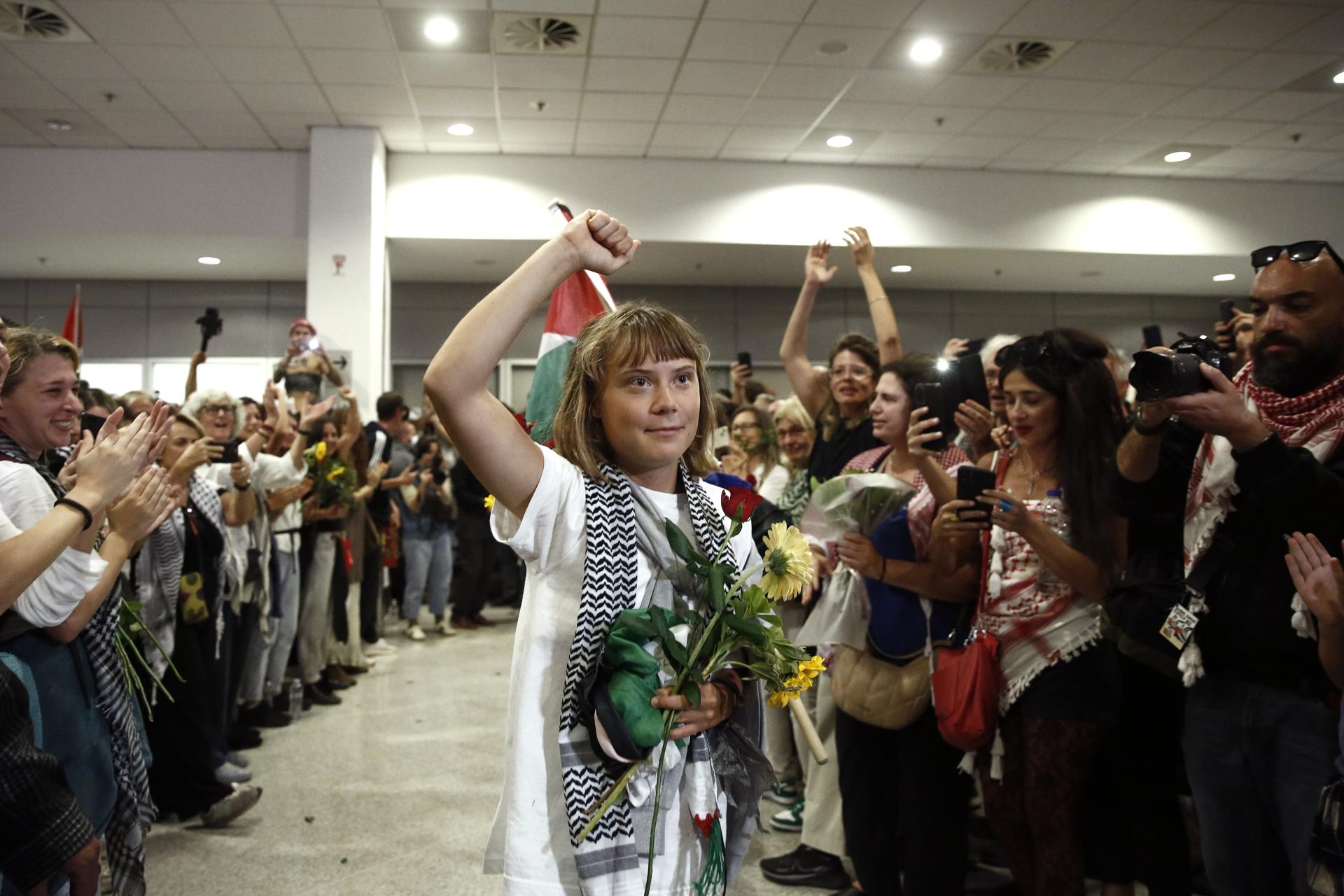 “¡Libertad para Palestina!”: así recibieron a Greta Thunberg en Grecia tras su deportación