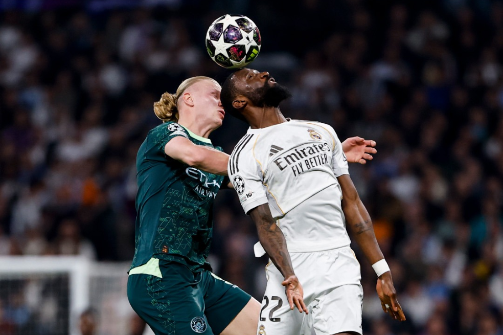 Erling Haaland disputa un balón con Antonio Rudiger durante el choque entre Real Madrid y Manchester City de la semana pasada.