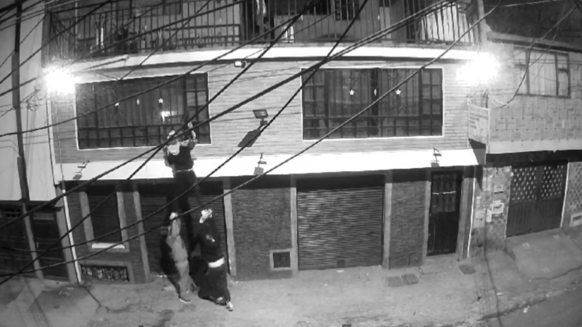Ladrones quedaron grabados cuando intentaron robar vivienda con escalera humana